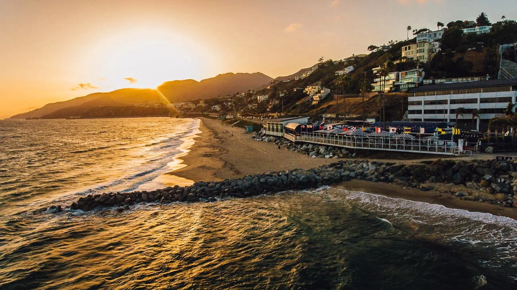 Wolfgang Puck จับมือ Frank Gehry เนรมิตร้านอาหารสุดหรูริมชายหาด คณะกรรมการชายฝั่งไฟเขียว!