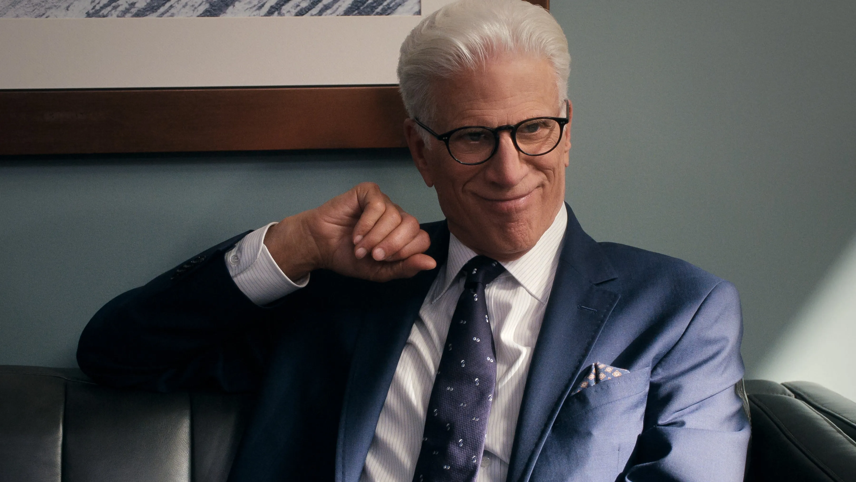 Ted Danson กลับมาสวมบทสายลับสุดฮา! ภารกิจตามหาแล็ปท็อป 400 ล้านใน 'A Man on the Inside' ซีซั่น 2